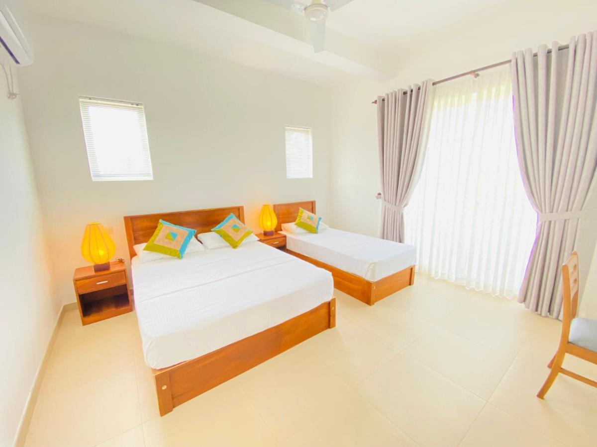 Srimadis Villa Near Airport - Негомбо Екстер'єр фото