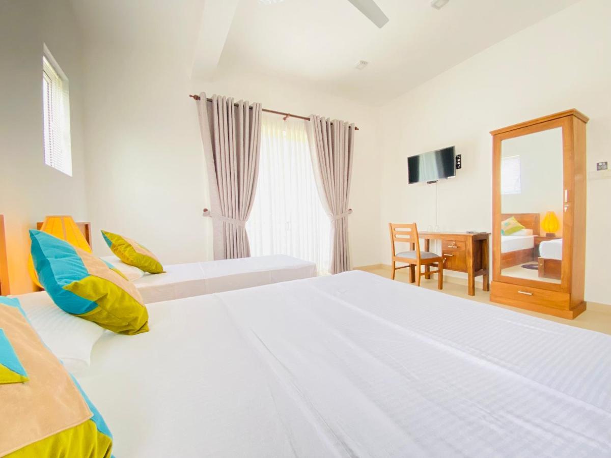Srimadis Villa Near Airport - Негомбо Екстер'єр фото