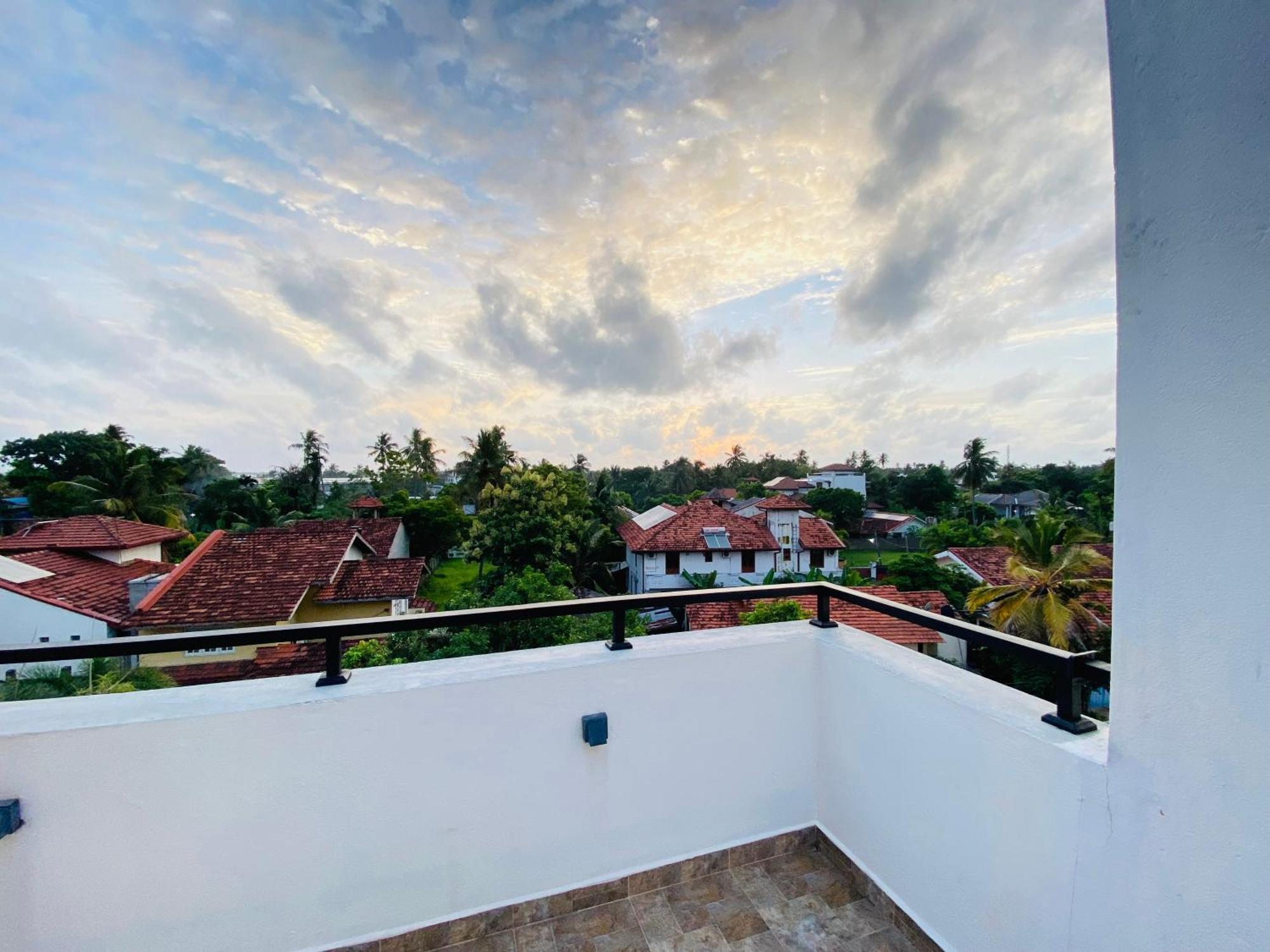 Srimadis Villa Near Airport - Негомбо Екстер'єр фото
